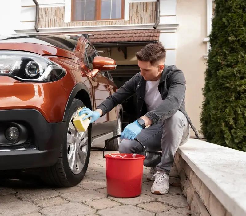Lavage auto à domicile Bassillac et Auberoche : professionnel intervenant sur un véhicule